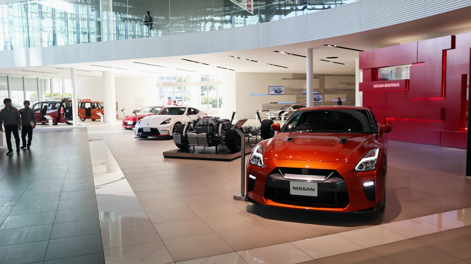 Lichte autoshowroom met auto’s in de presentatieruimte