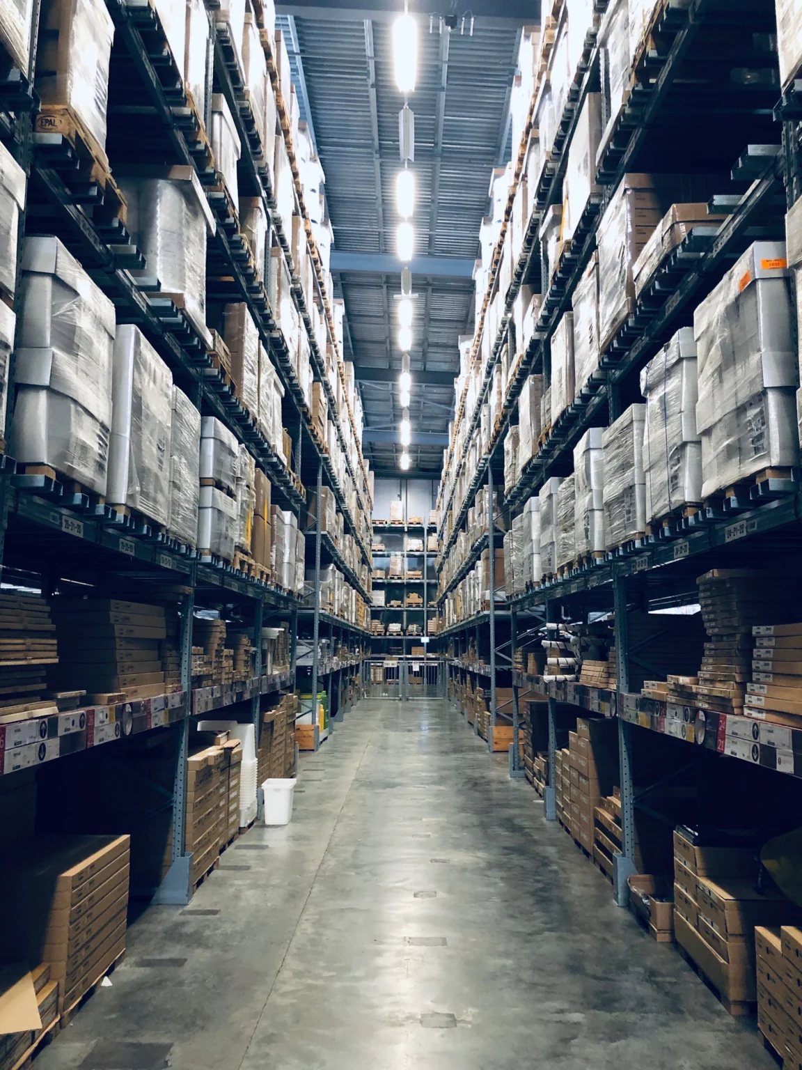 Distributiecentrum met hoge stellingen en led-verlichting