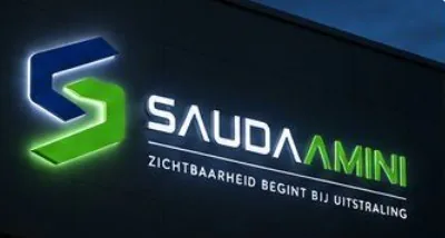 Conceptweergave: halo-verlichte gevelreclame bij nacht